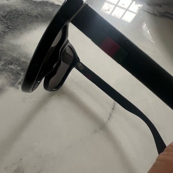 Black Gucci sunglasses - Picture 3 of 5